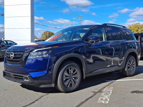 New 2025 Nissan Pathfinder SV w/ SV Premium Package image 2