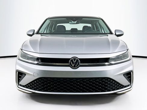 Used 2025 Volkswagen Jetta SE image 2