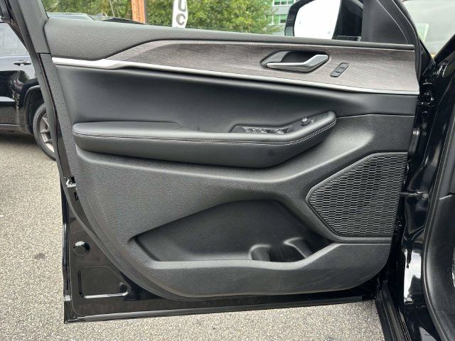 Used 2023 Jeep Grand Cherokee Limited AWD/4WD image 14