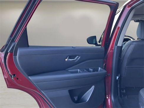 Used 2025 Nissan Pathfinder SL image 38