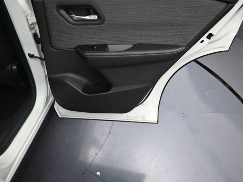 Used 2022 Nissan Rogue SV image 9