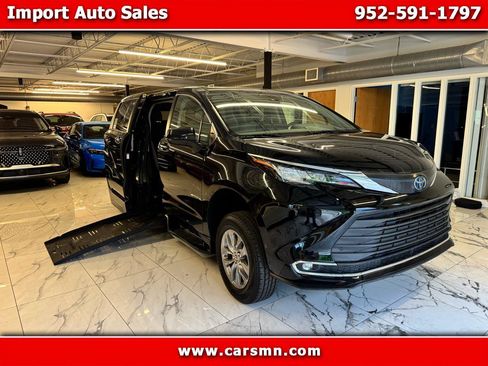 Used 2022 Toyota Sienna XLE FWD image 1