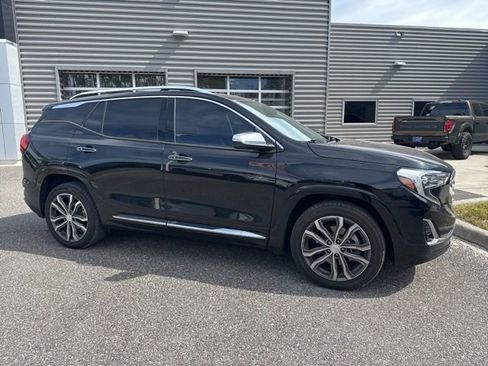 Used 2020 GMC Terrain Denali w/ Denali Premium Package FWD image 3