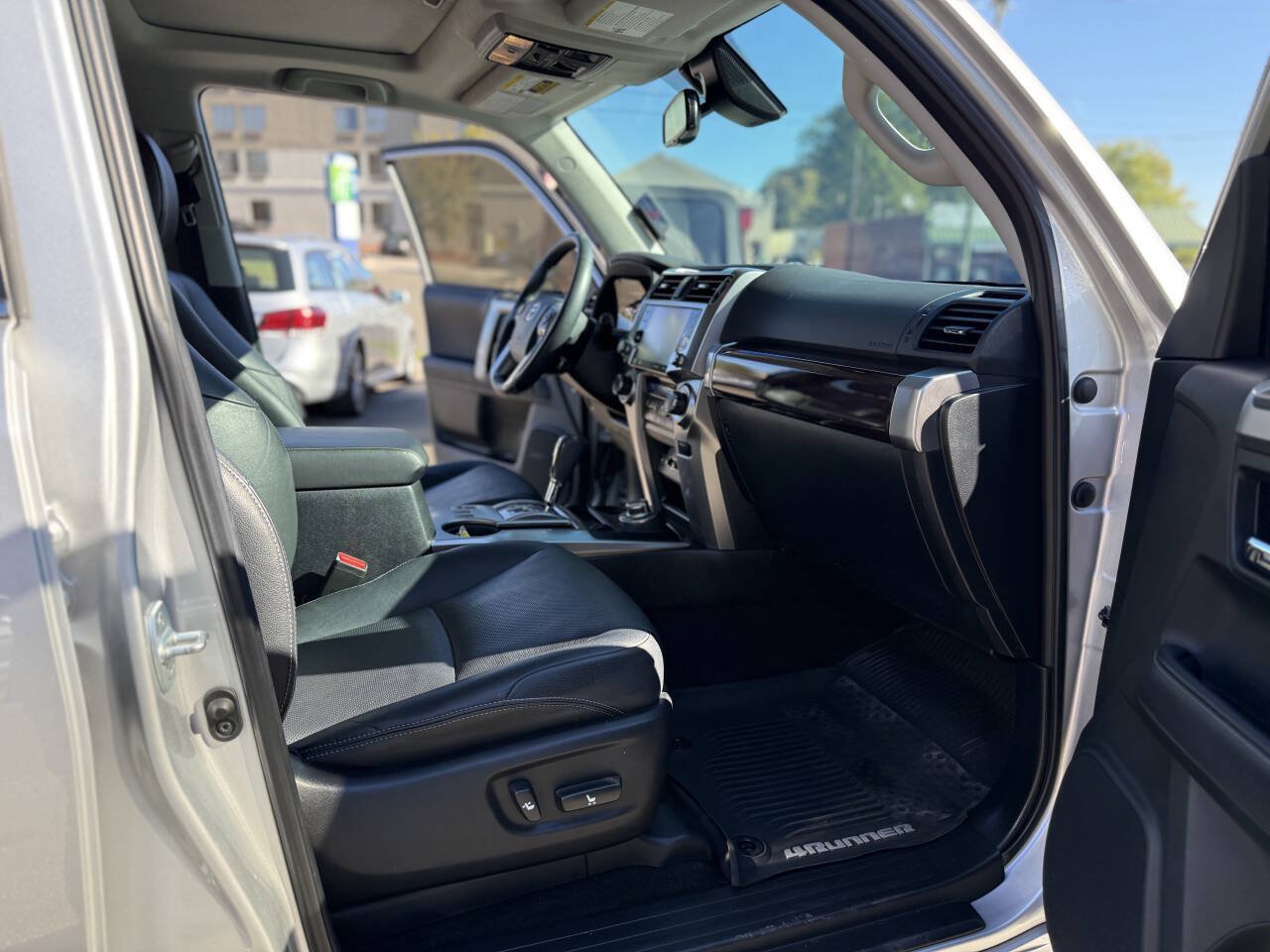 Used 2020 Toyota 4Runner Limited AWD/4WD image 22