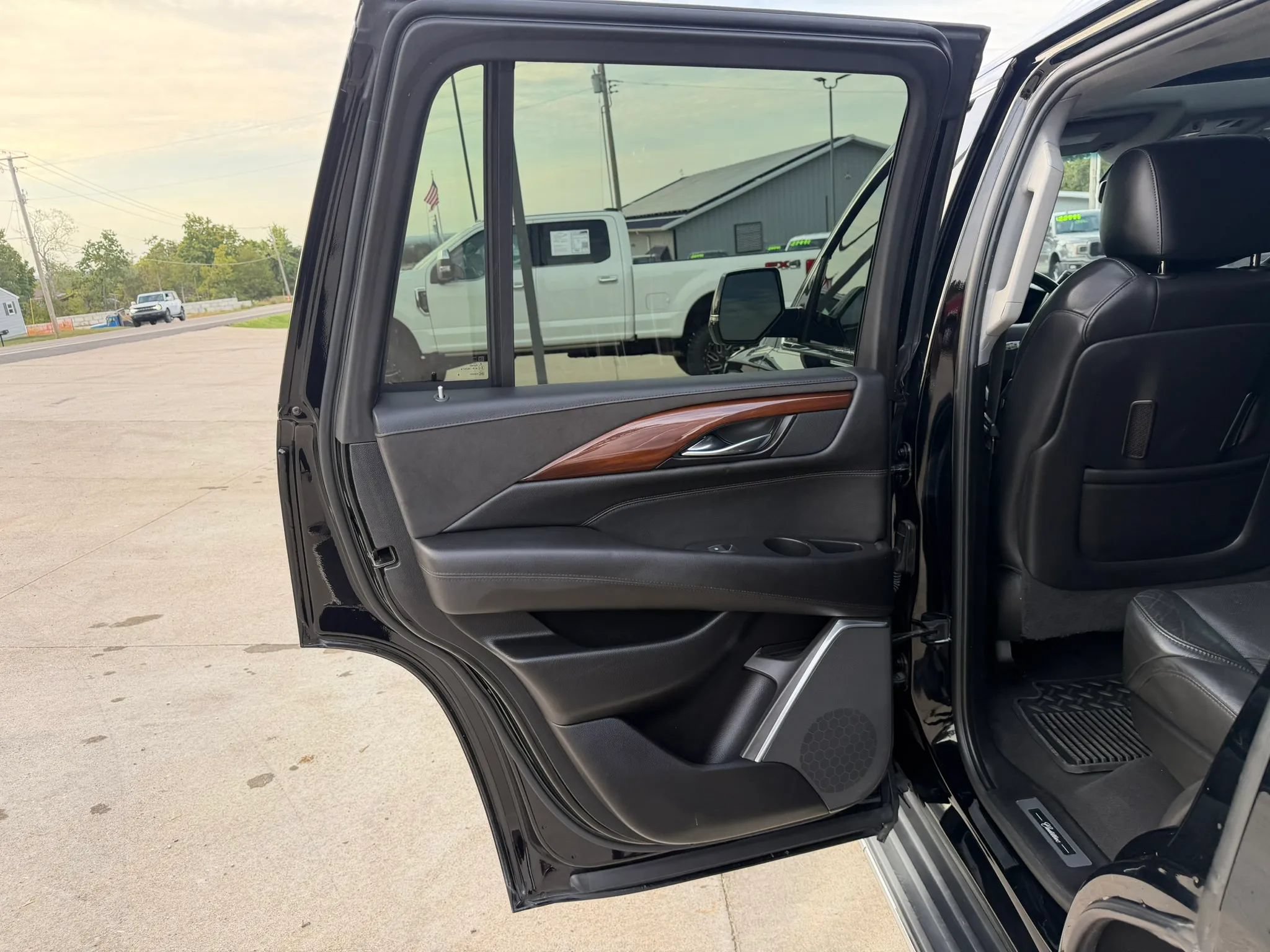 Used 2019 Cadillac Escalade Luxury AWD/4WD image 37