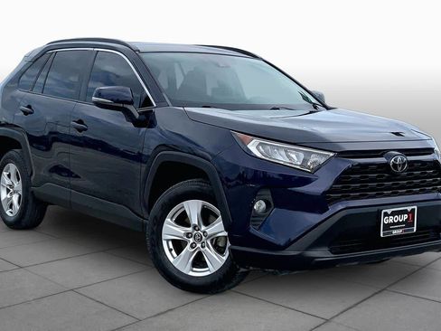 Used 2020 Toyota RAV4 XLE w/ Convenience Package FWD image 3