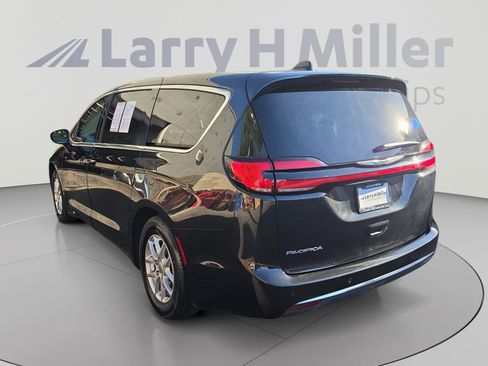 Used 2023 Chrysler Pacifica Touring-L FWD image 3