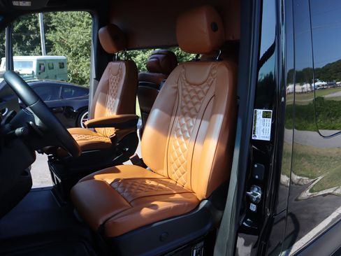 Used 2021 Mercedes-Benz Sprinter 2500 image 2