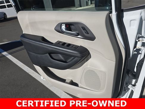 Used 2024 Chrysler Pacifica Touring-L image 28