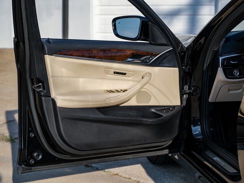 Used 2019 BMW 530e w/ Convenience Package image 41