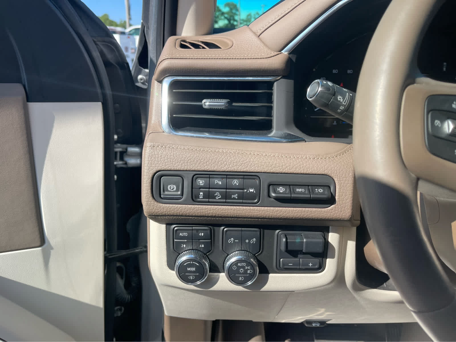 Used 2024 GMC Yukon XL Denali w/ Denali Reserve Package AWD/4WD image 11