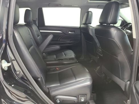 Used 2018 Toyota Highlander XLE AWD/4WD image 19