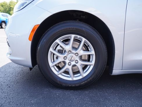 Used 2024 Chrysler Pacifica Touring-L FWD image 16