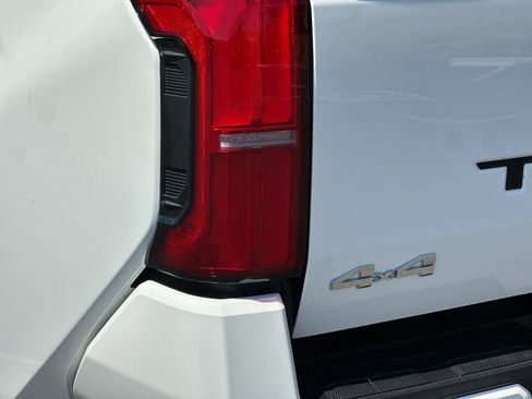Used 2025 Toyota Tacoma SR5 AWD/4WD image 23