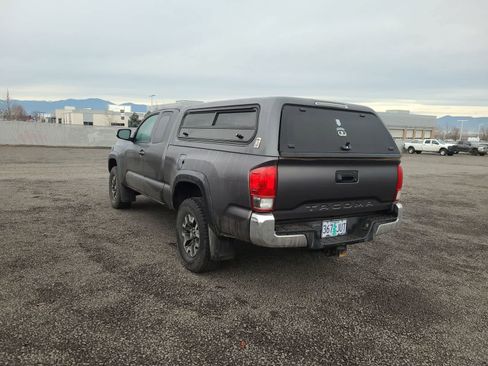 Used 2017 Toyota Tacoma TRD Off-Road image 3