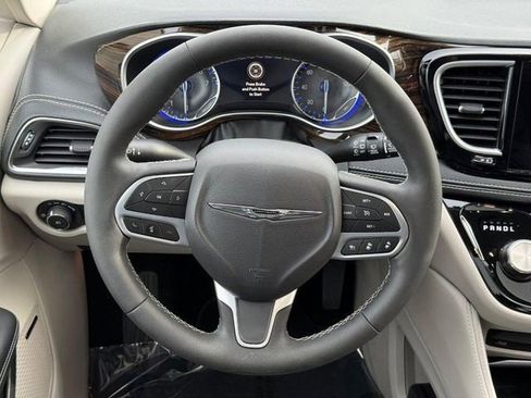 Used 2024 Chrysler Pacifica Limited w/ Uconnect Theater Family Group FWD image 17