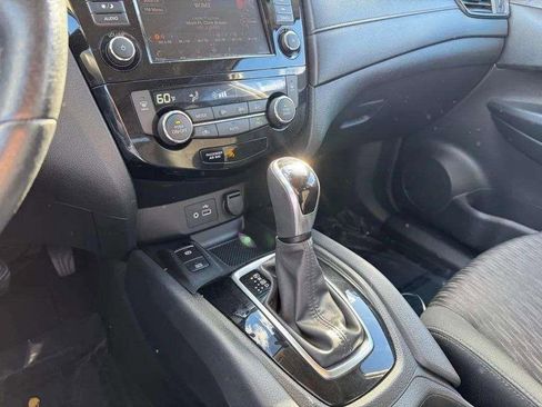 Used 2019 Nissan Rogue SV w/ Premium Package image 18