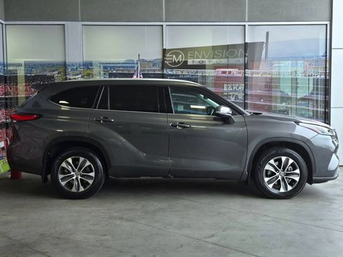 Used 2022 Toyota Highlander XLE AWD/4WD image 4