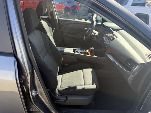 Used 2024 Nissan Rogue SV image 9