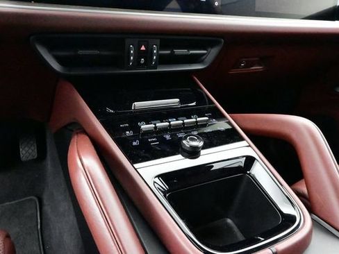 Certified 2024 Porsche Cayenne AWD/4WD image 11