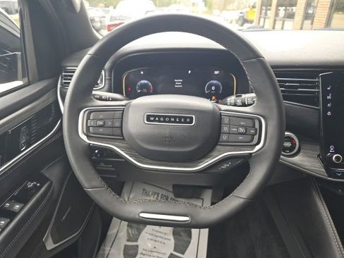 Used 2023 Jeep Wagoneer L Series II AWD/4WD image 18