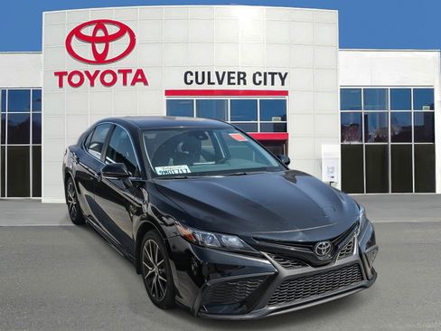 Used 2024 Toyota Camry SE FWD image 1