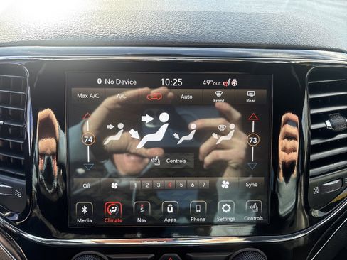 Used 2022 Jeep Grand Cherokee Limited image 18