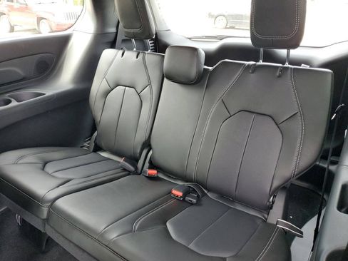New 2027 Chrysler Pacifica Select FWD image 10