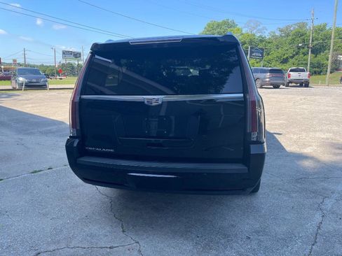 Used 2017 Cadillac Escalade ESV Platinum AWD/4WD image 4