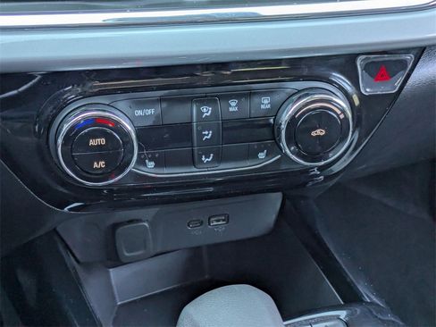 Used 2025 Chevrolet Trax LT w/ LT Convenience Package image 22