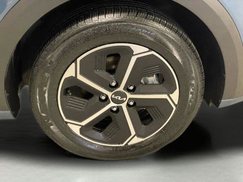 Used 2025 Kia Niro EX image 10