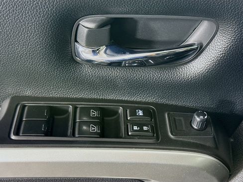 Used 2021 Nissan Titan SV w/ SV Convenience Package image 23