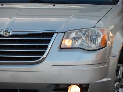Used 2010 Chrysler Town & Country Touring image 4