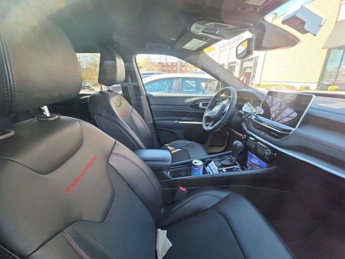 Used 2025 Jeep Compass Trailhawk image 10