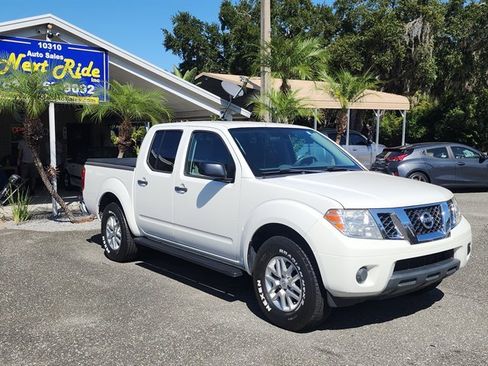 Used 2019 Nissan Frontier SV image 2