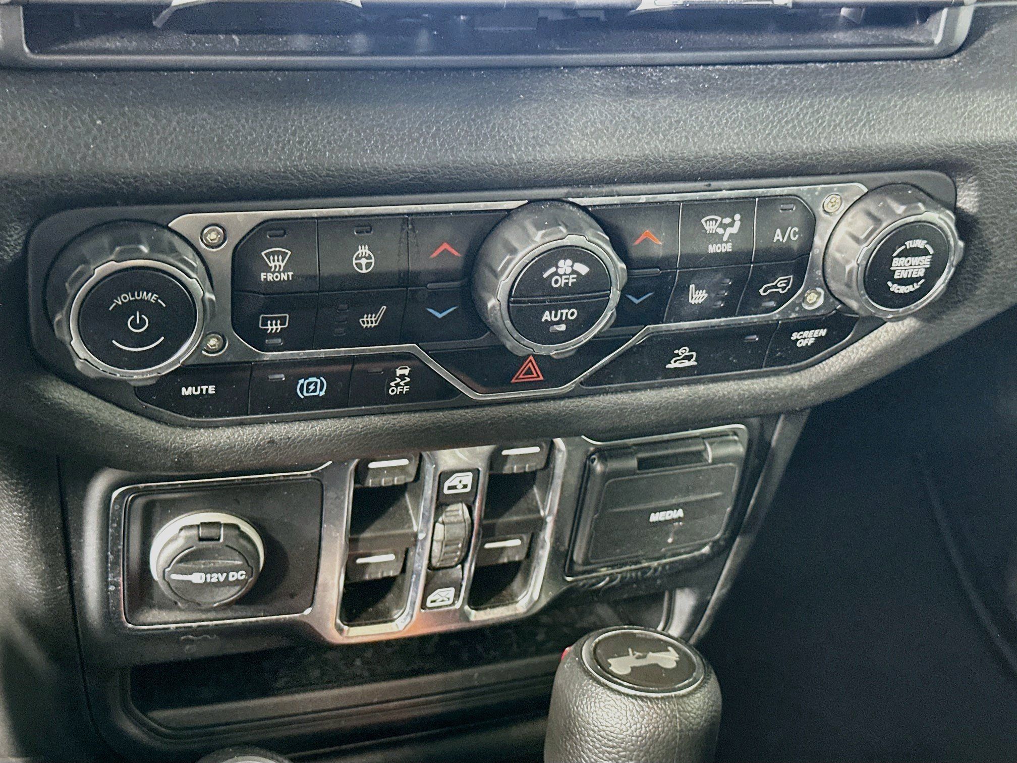 Used 2024 Jeep Wrangler Unlimited w/ Convenience Group AWD/4WD image 23