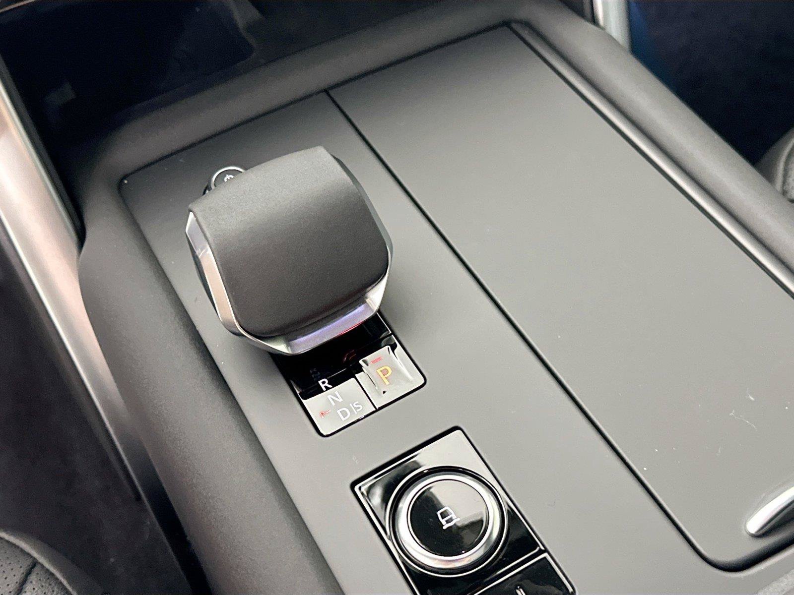 Certified 2025 Land Rover Discovery S AWD/4WD image 8