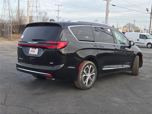 New 2026 Chrysler Pacifica Pinnacle image 13