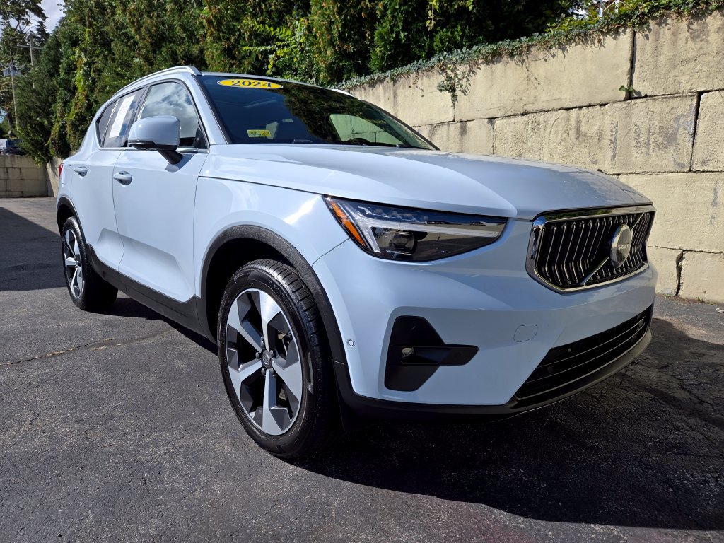 Used 2024 Volvo XC40 B5 Plus w/ Protection Package Premier AWD/4WD image 4