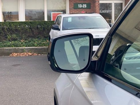 New 2025 Jeep Grand Cherokee Limited w/ Black Appearance Package image 13