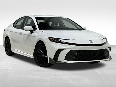 Used 2025 Toyota Camry SE image 1