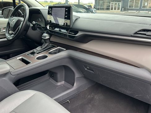 Used 2024 Toyota Sienna XLE image 23
