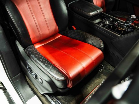 Used 2019 Bentley Bentayga AWD/4WD image 25