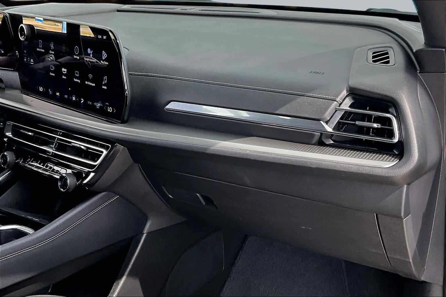 Used 2025 Chevrolet Traverse LT FWD image 18