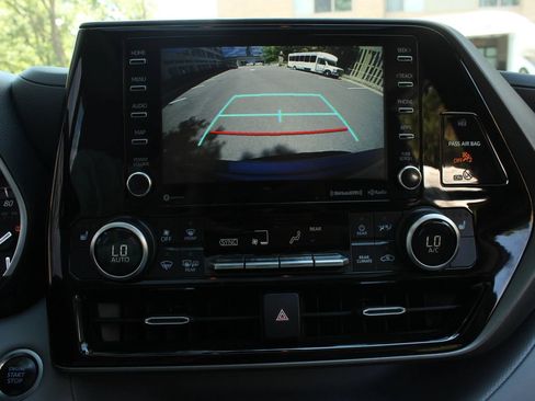 Used 2021 Toyota Highlander XLE AWD/4WD image 35