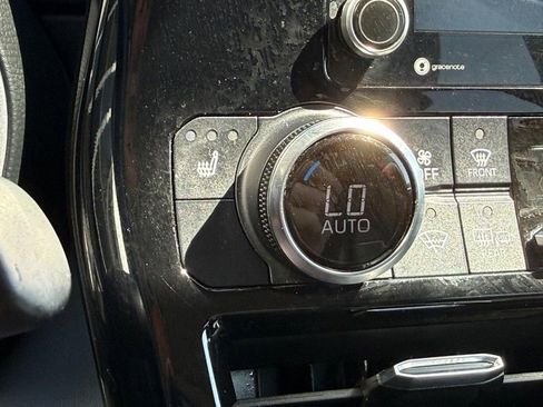Used 2022 Toyota Highlander XLE AWD/4WD image 23