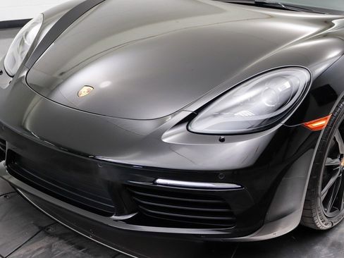 Used 2018 Porsche 718 Cayman RWD image 9