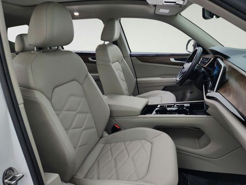 Used 2024 Volkswagen Atlas SE w/ Panoramic Sunroof Package FWD image 32