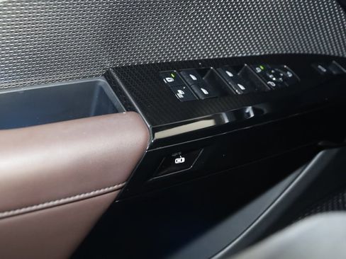 Used 2023 BMW 740i w/ Parking Assistance Package image 42