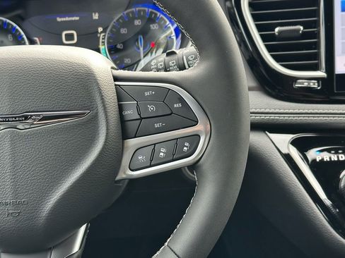 New 2026 Chrysler Pacifica Select AWD/4WD image 10
